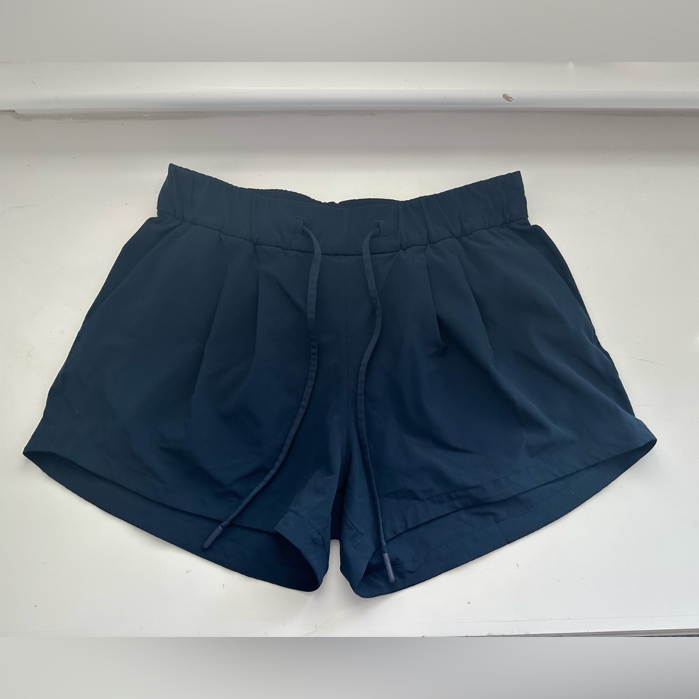 NAVY Lululemon Light Weight Mid-rise Short 3.0 Inseam